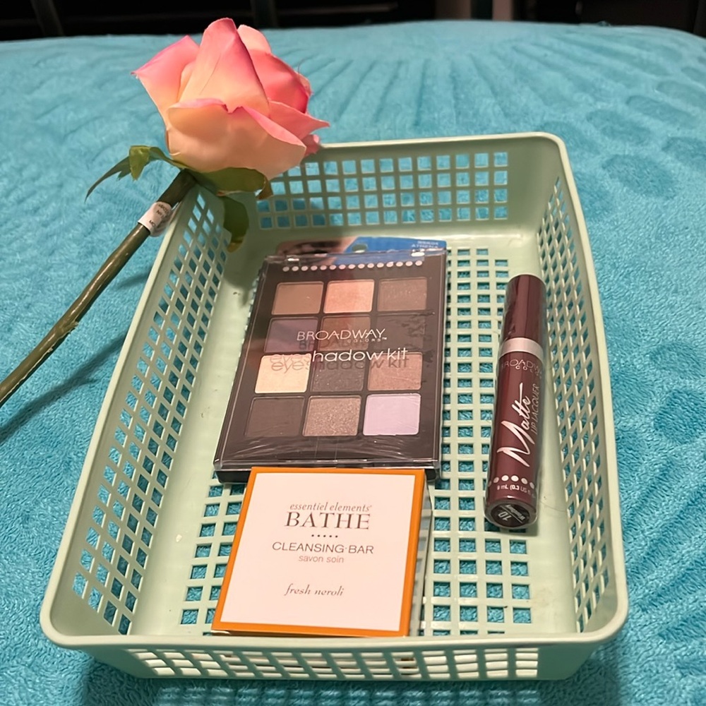 Cleanse bar savon spin, beautiful Broadway eye shadow palette, Matte lip lacquer